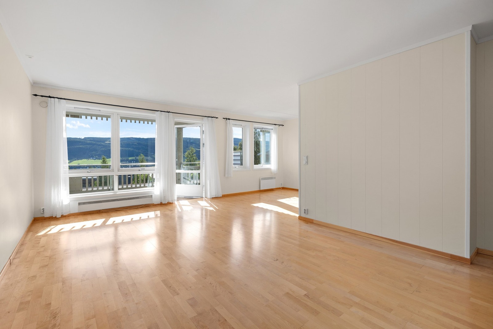 Luftig oppholdsrom med direkte utgang til stor terrasse - perfekt for sosiale sammenkomster. Galleribilde