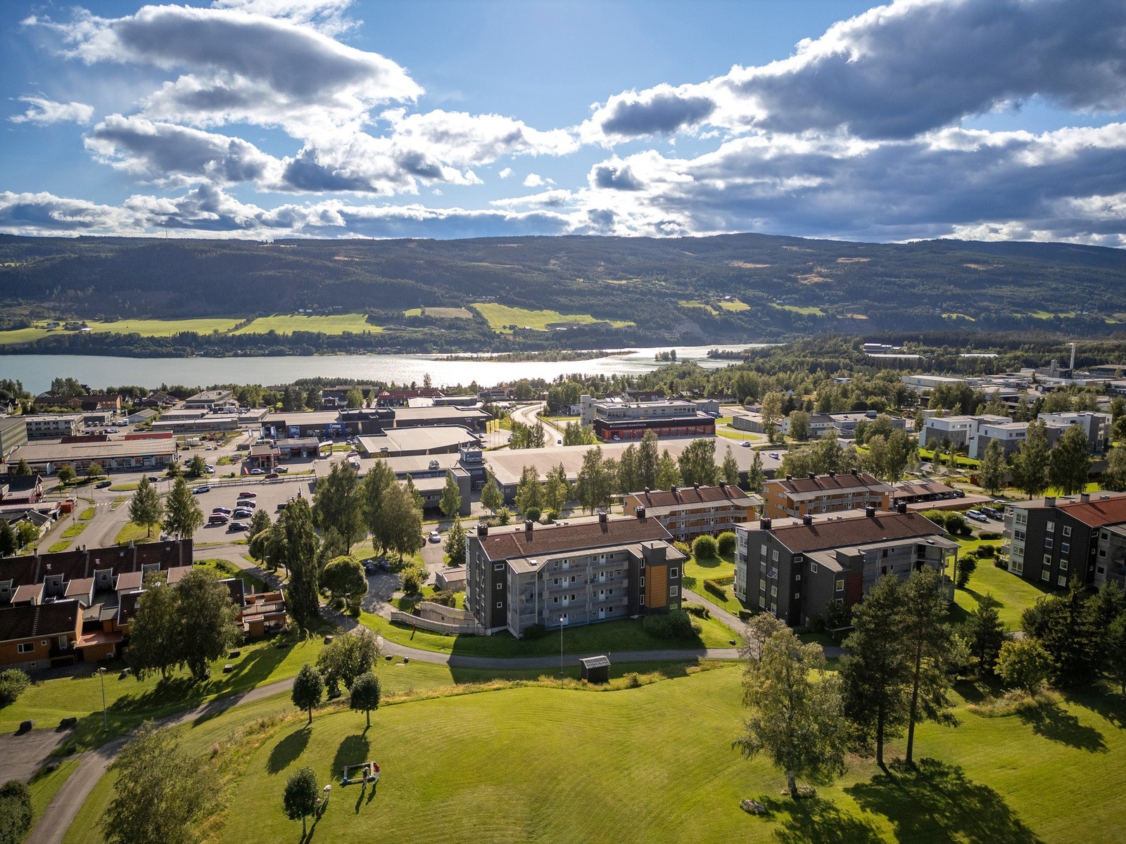 Fra eiendommen er det kort vei til Mjøsa - med vakker utsikt og solrike omgivelser. Galleribilde