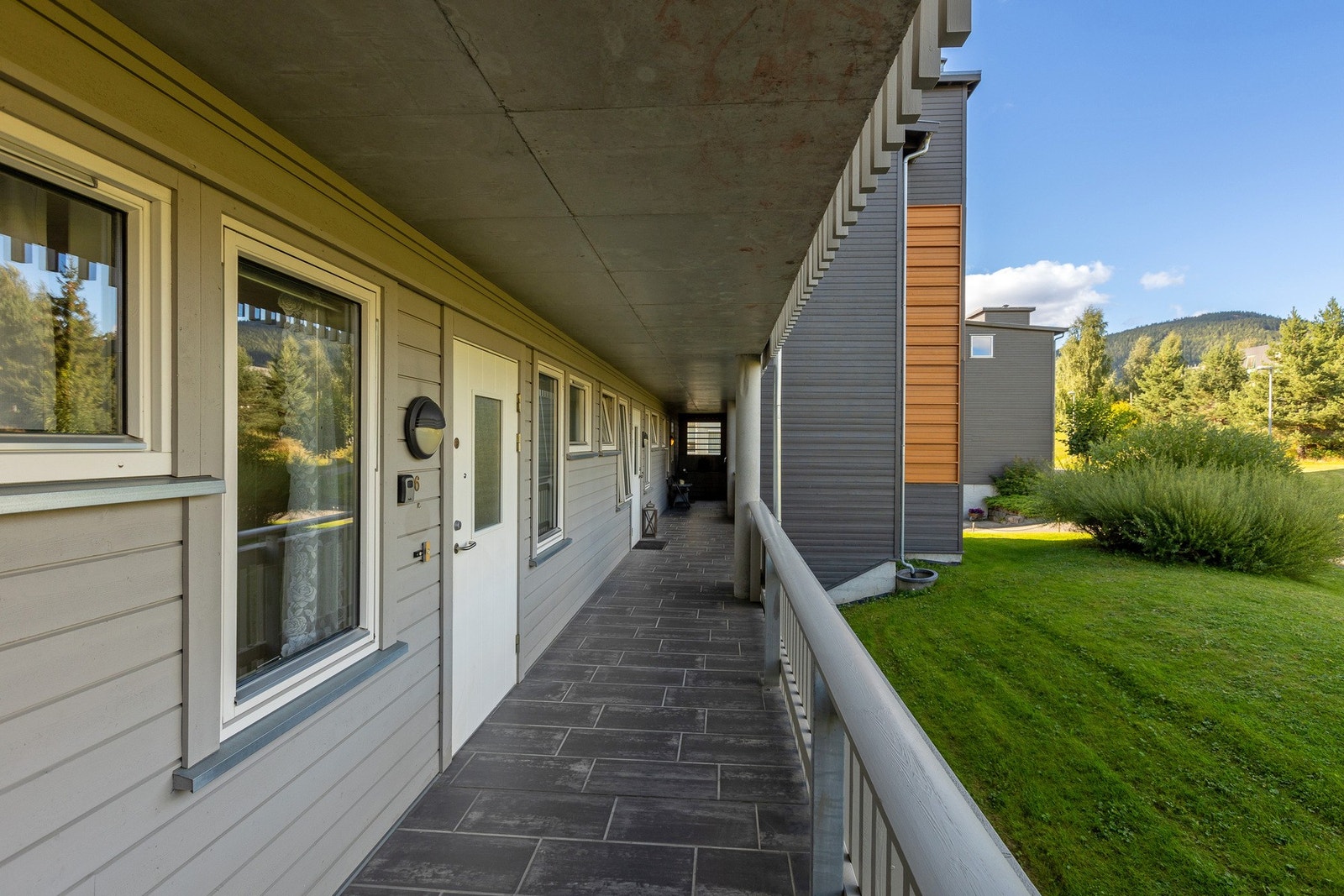 Overbygget svalgang med adkomst til leiligheten - trivelig og skjermet inngangsparti. Galleribilde