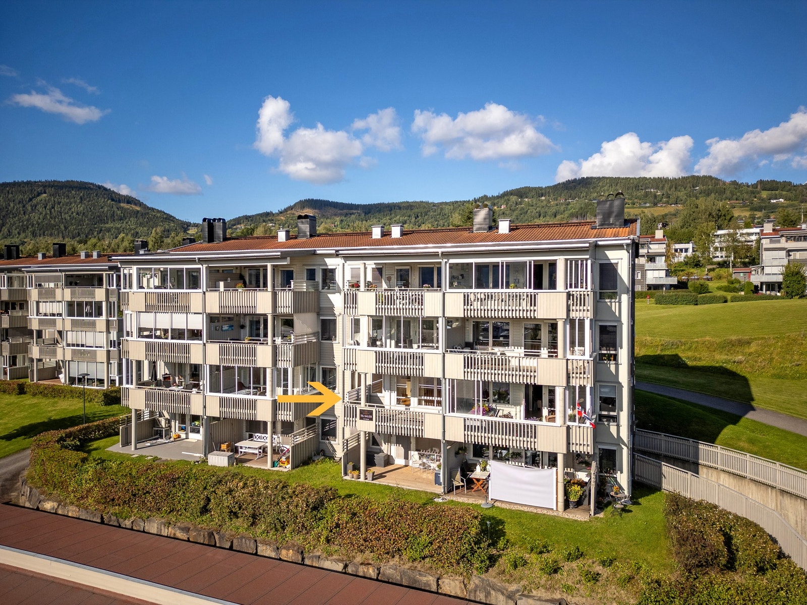 Moderne boligbygg med store terrasser og fine uteplasser - idyllisk beliggenhet i grønne omgivelser. Galleribilde