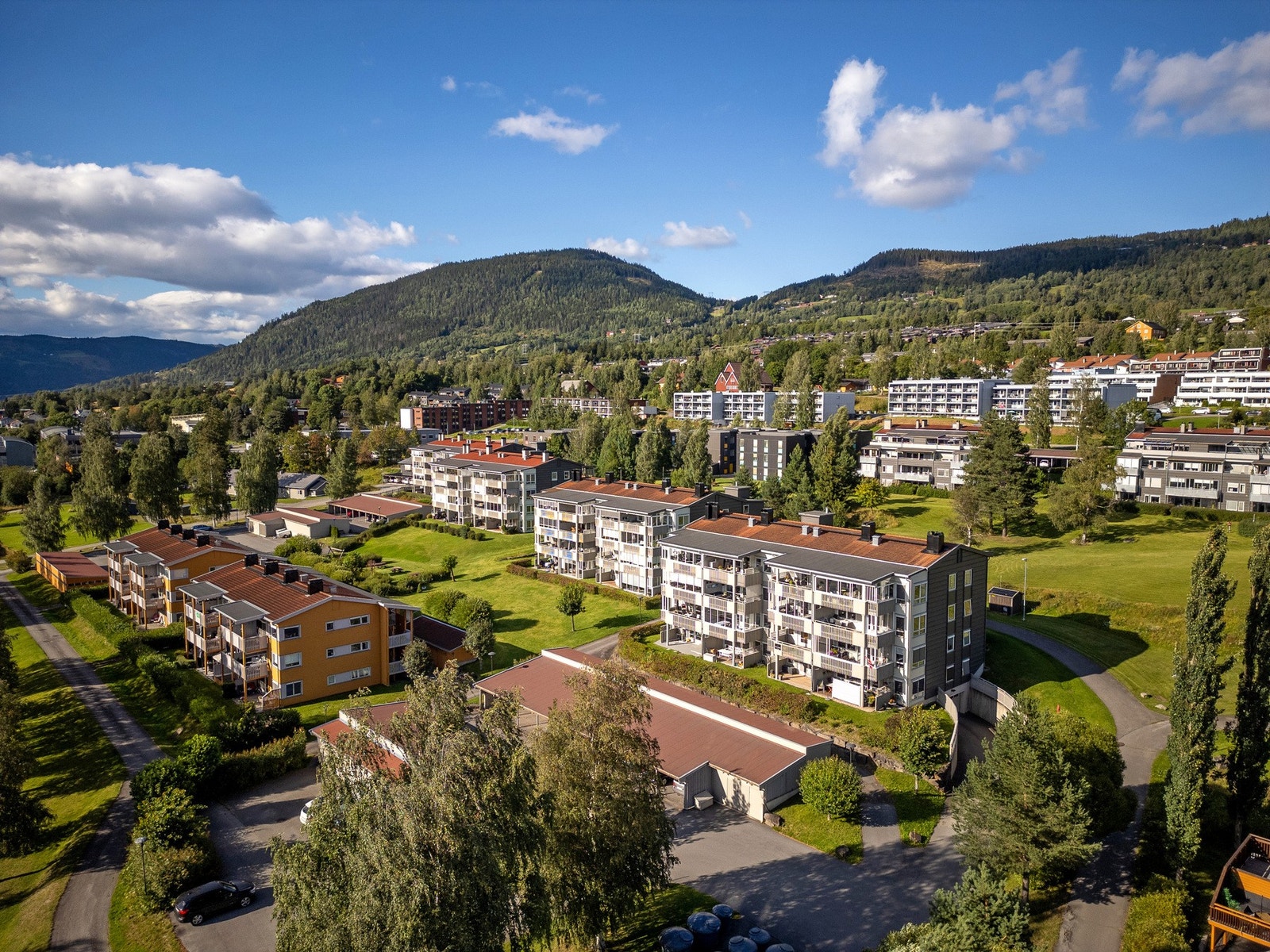 Boligen ligger i et etablert og rolig boområde med kort vei til turområder og servicetilbud. Galleribilde