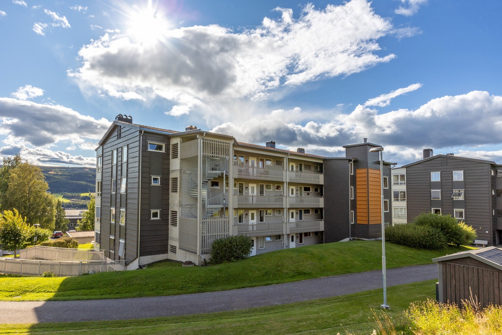 Lett adkomst til bygget - praktisk både til fots og med bil. Galleribilde