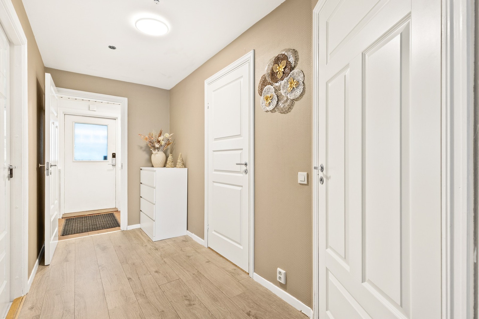 Boligen har en Innbydende entre med plass for å henge fra seg ytterklær og skor. Galleribilde