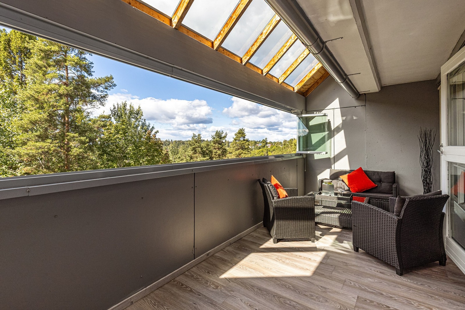 Den romslige balkongen på ca. 16 m² gir rikelig plass til både komfortable utemøbler og grill. Galleribilde