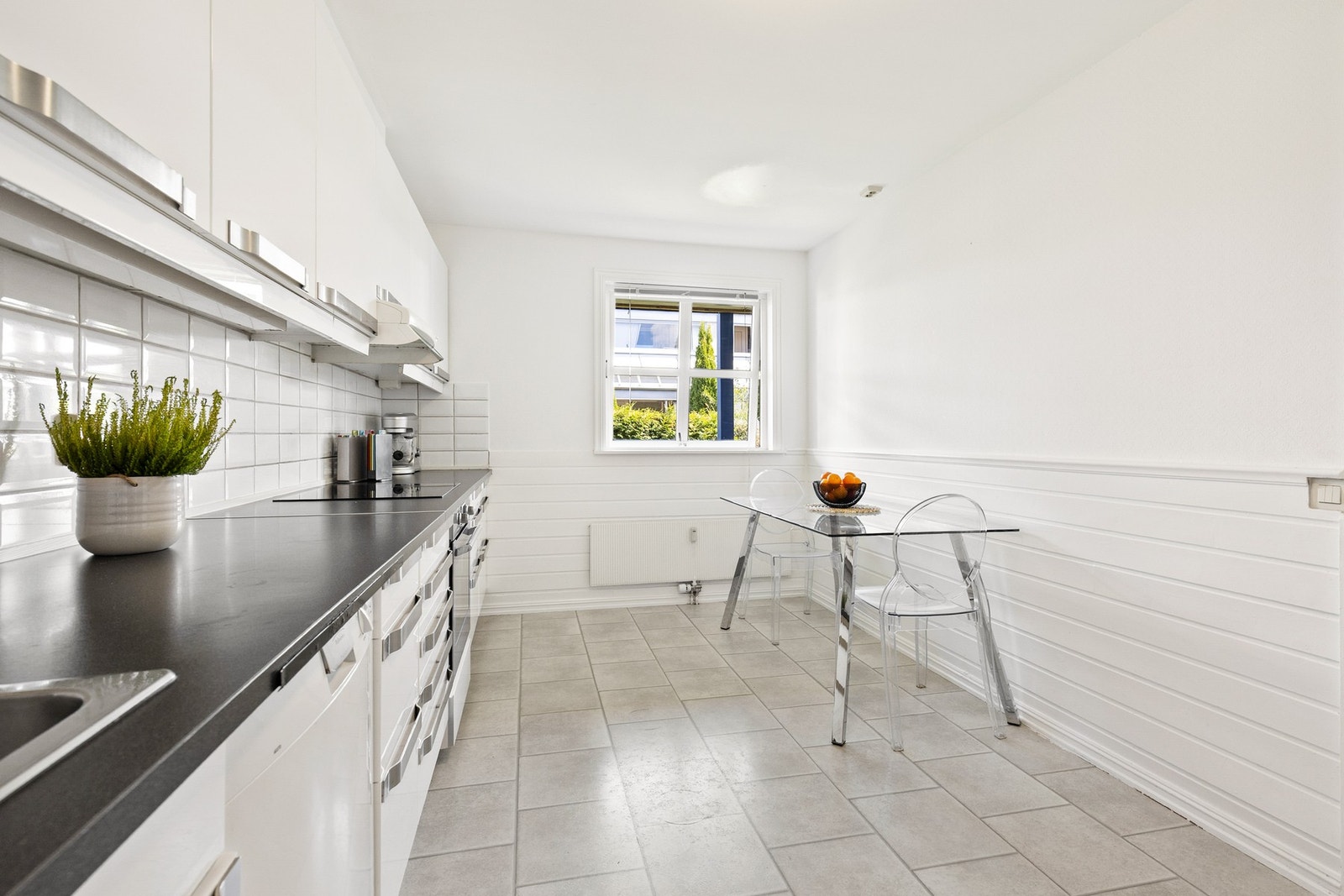 Innredning består av glatte fronter, og laminat.
Hvitevarer som følger med er kjøl/fryseskap, platetopp, micro og stekeovn. Galleribilde