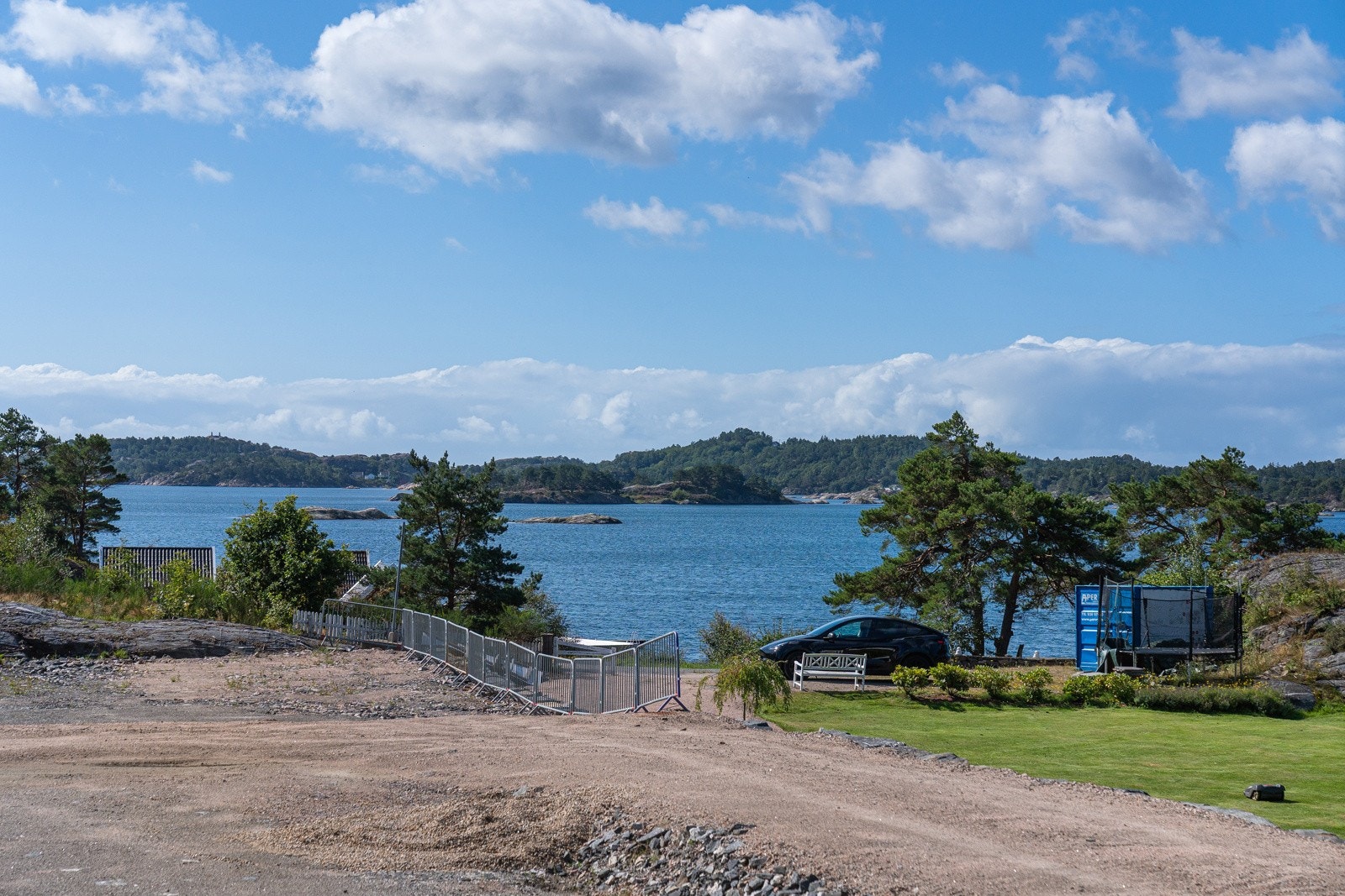 Naturskjønne omgivelser med grøntområder og svaberg. Galleribilde