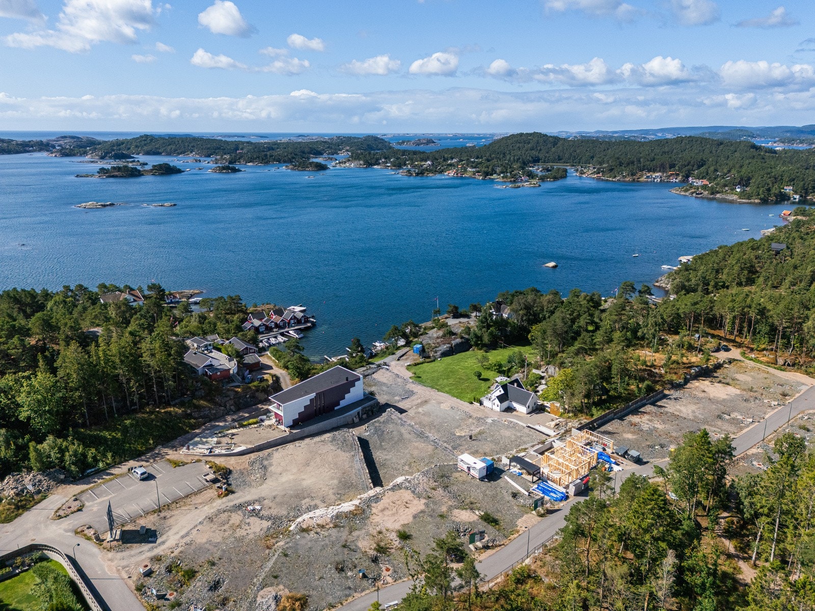Tomten har en unik beliggenhet med panoramautsikt over hav og skjærgård. Galleribilde