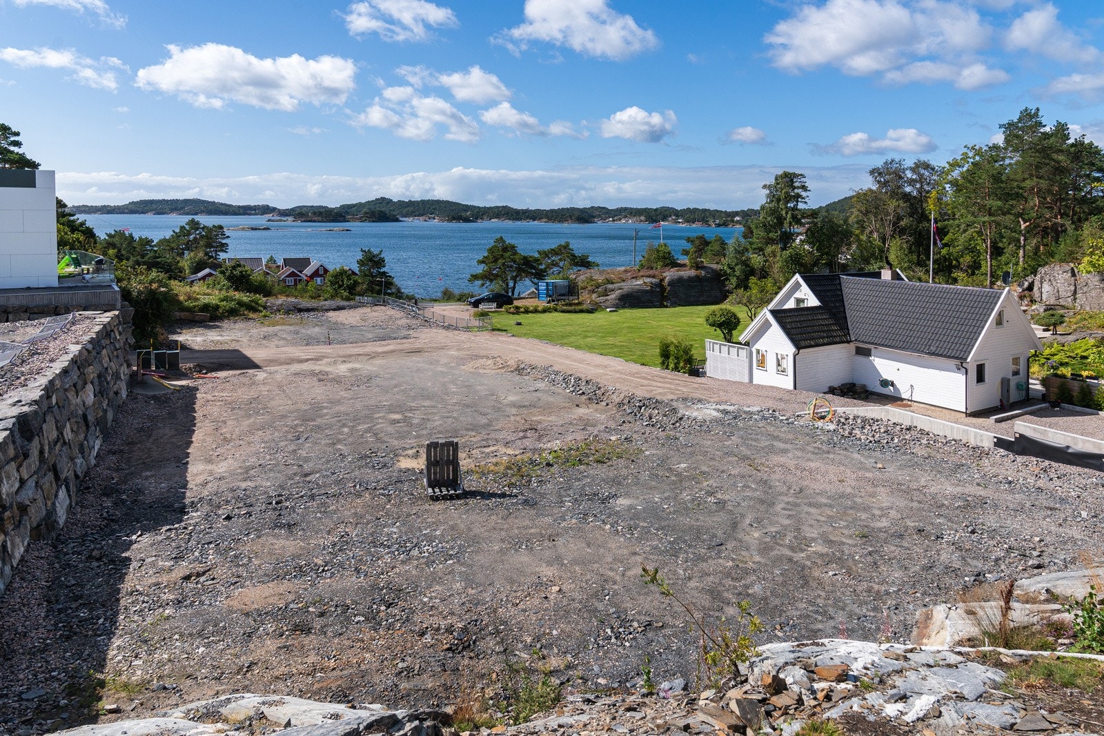 Nærhet til Kvernhusvannet, tursti og populære badeplasser. Galleribilde