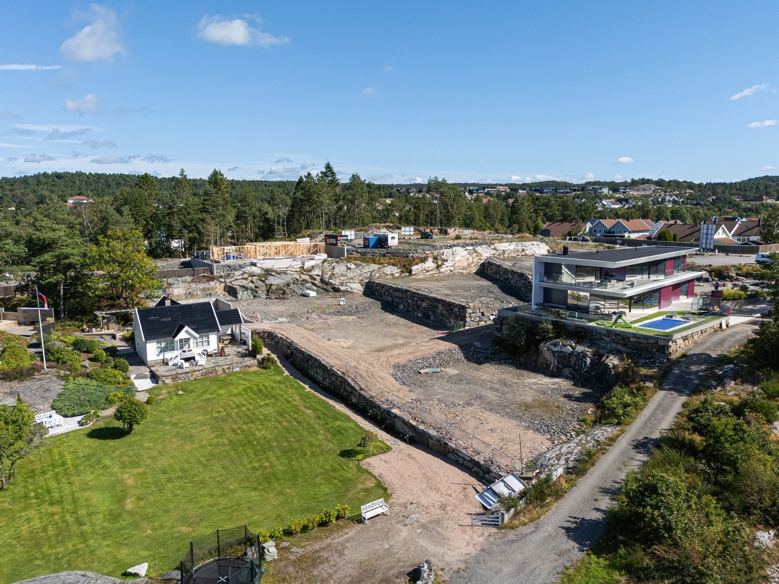 Med dagligvarebutikk, post og søndagsåpent i nærheten Galleribilde