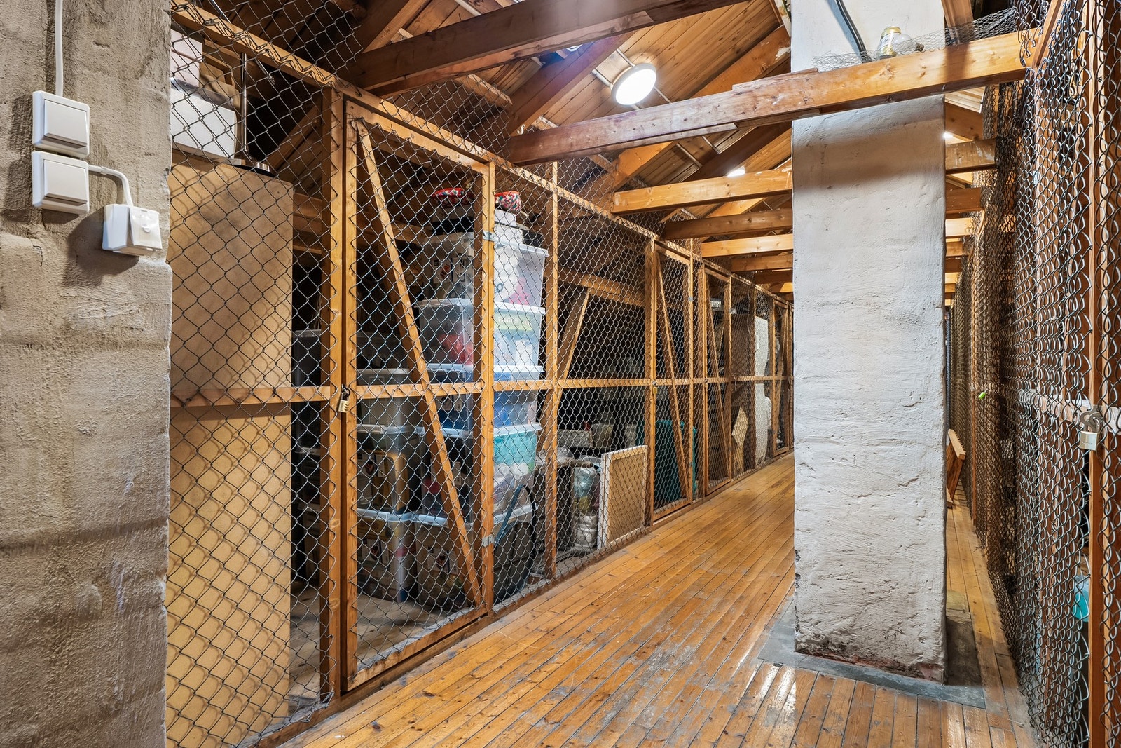 Ytterligere lagringsplass finnes i hele tre disponible boder på tilsammen ca. 7 kvm. Loftsboden har et målbart areal på 1 kvm, men gulvareal på ca. 8.5 kvm. Galleribilde