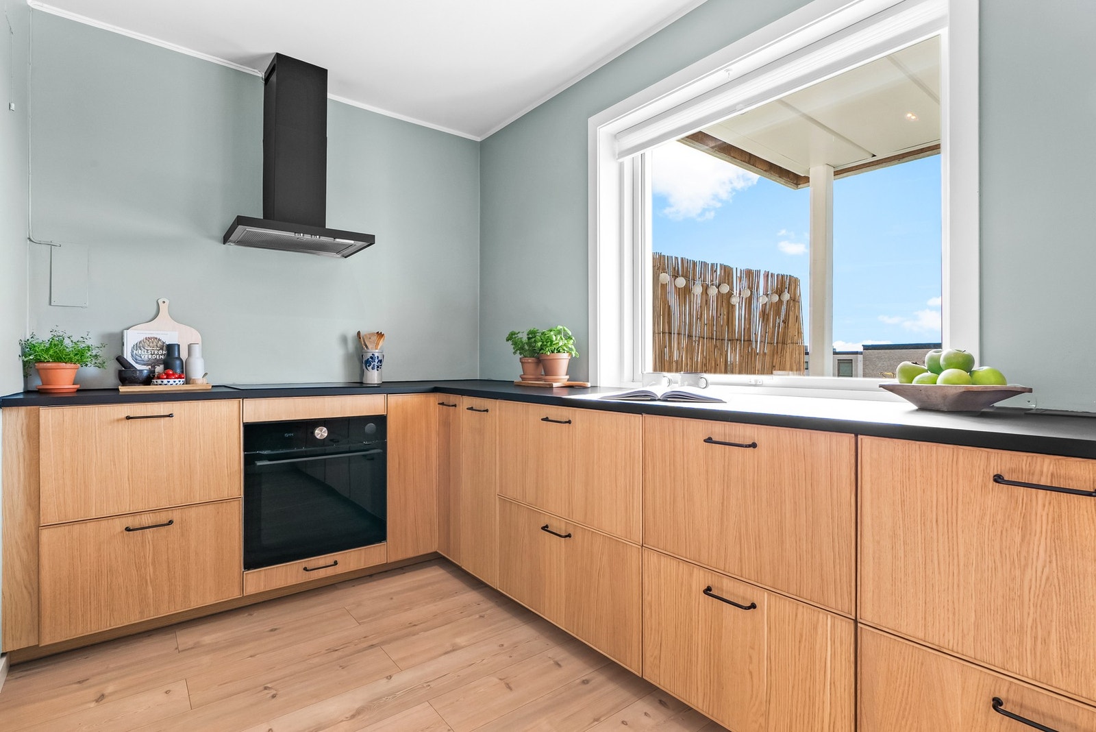 Løsningen er gjennomtenkt med innredning i hesteskoform for gode arbeidsflater og rikelig med oppbevaringsplass. Galleribilde