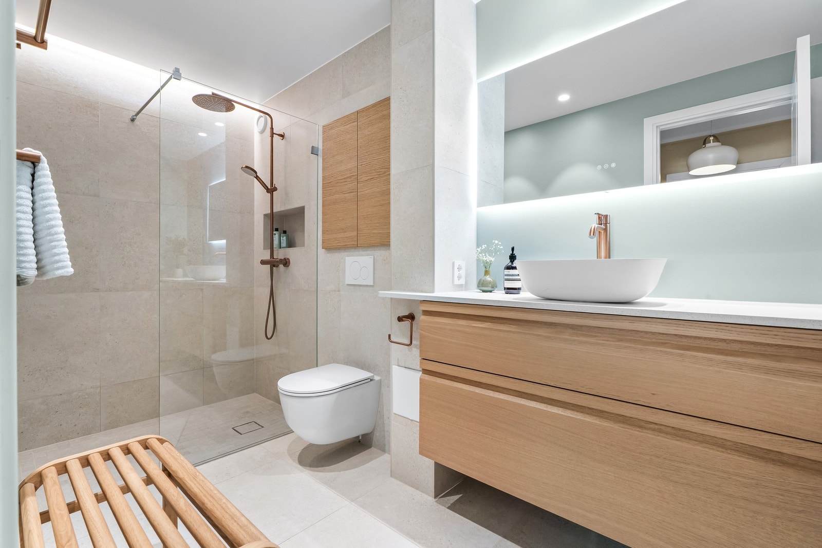 Lekkert bad som ble rehabilitert i 2021/2022 av fagfolk. Det er fremlagt dokumentasjon og 10 års garanti. Galleribilde