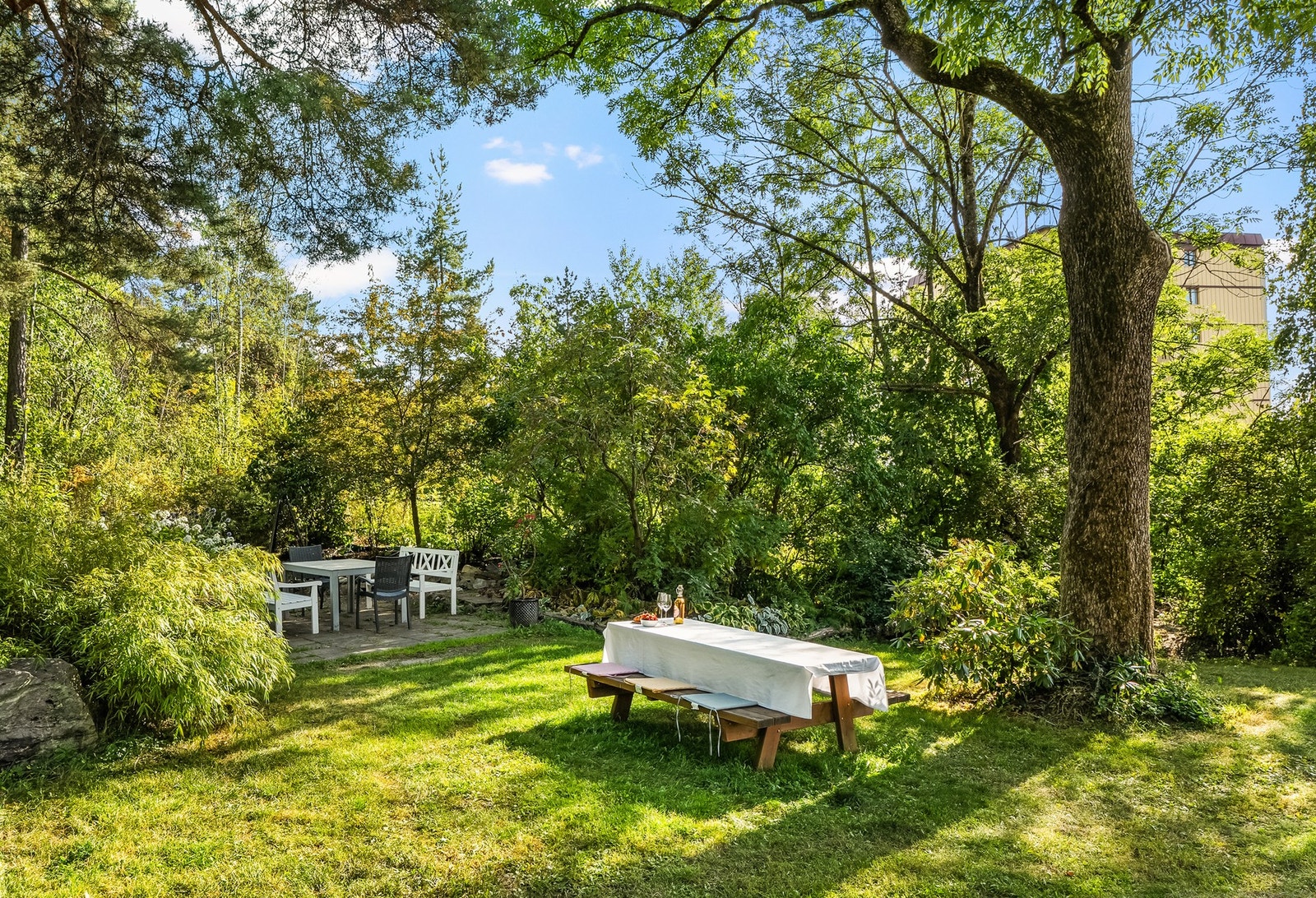 Borettslagets fellesarealer er pent opparbeidede med grøntarealer og sittegrupper. Ved inngangssiden av bygget er det skjermet og grønt, her er det fin sitteplass. Galleribilde