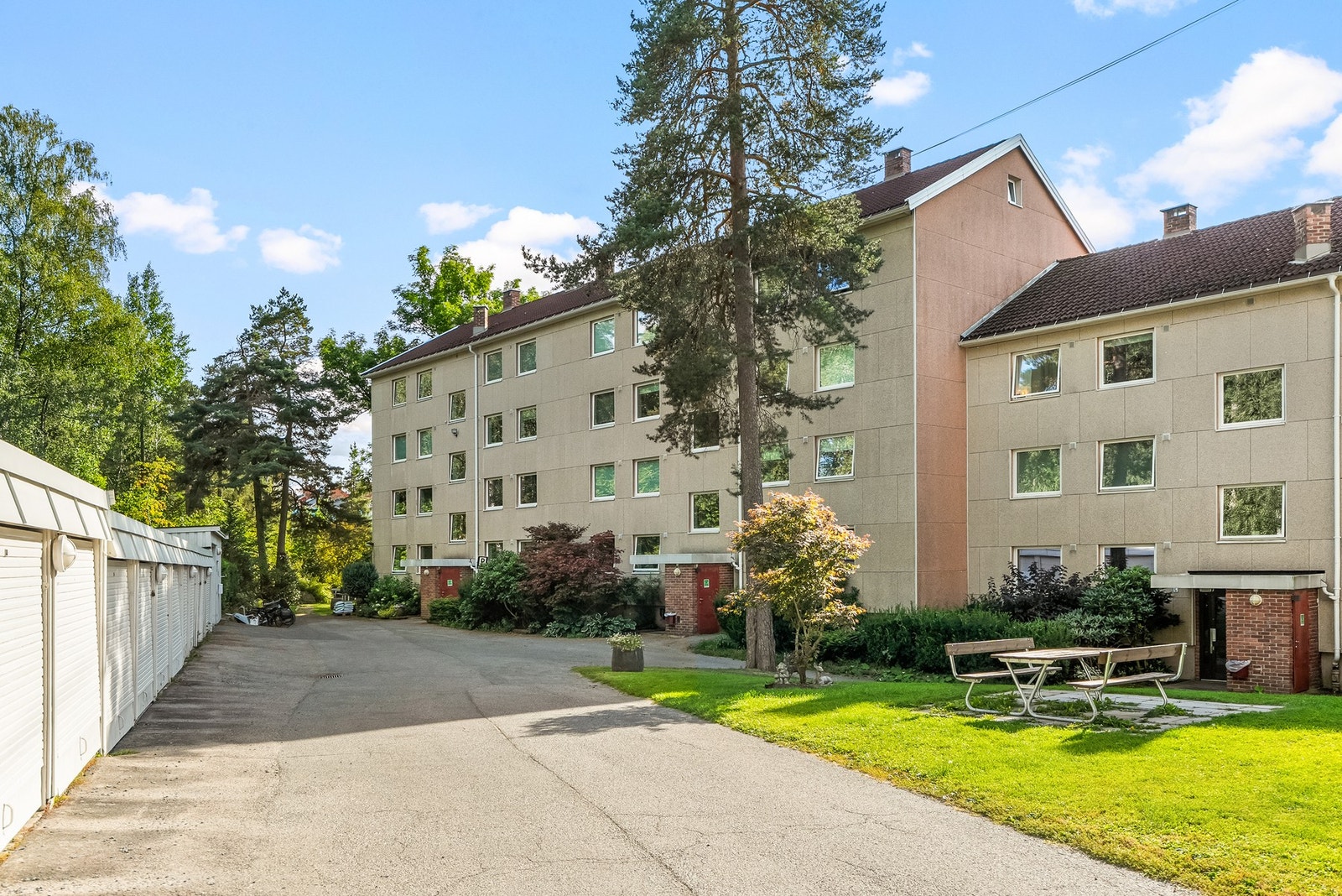 Leiligheten ligger flott plassert på et høydedrag i et attraktivt boligområde på Oppsal med kort vei til matbutikk, T-bane, buss og Østmarka. Galleribilde