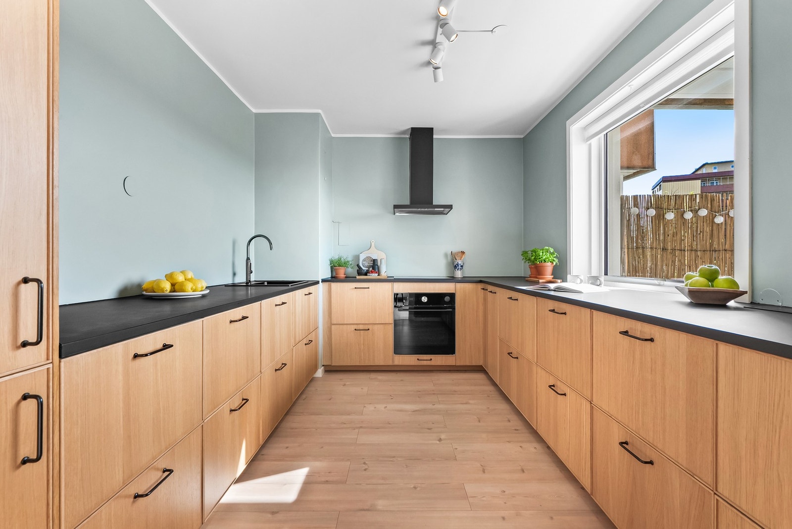 Ikea-kjøkkenet fra 2019/2020 er rikt utstyrt og påkostet med designfronter i eikefiner. Leiligheten kan også benytte seg av et felles kjølerom i kjelleren. Galleribilde