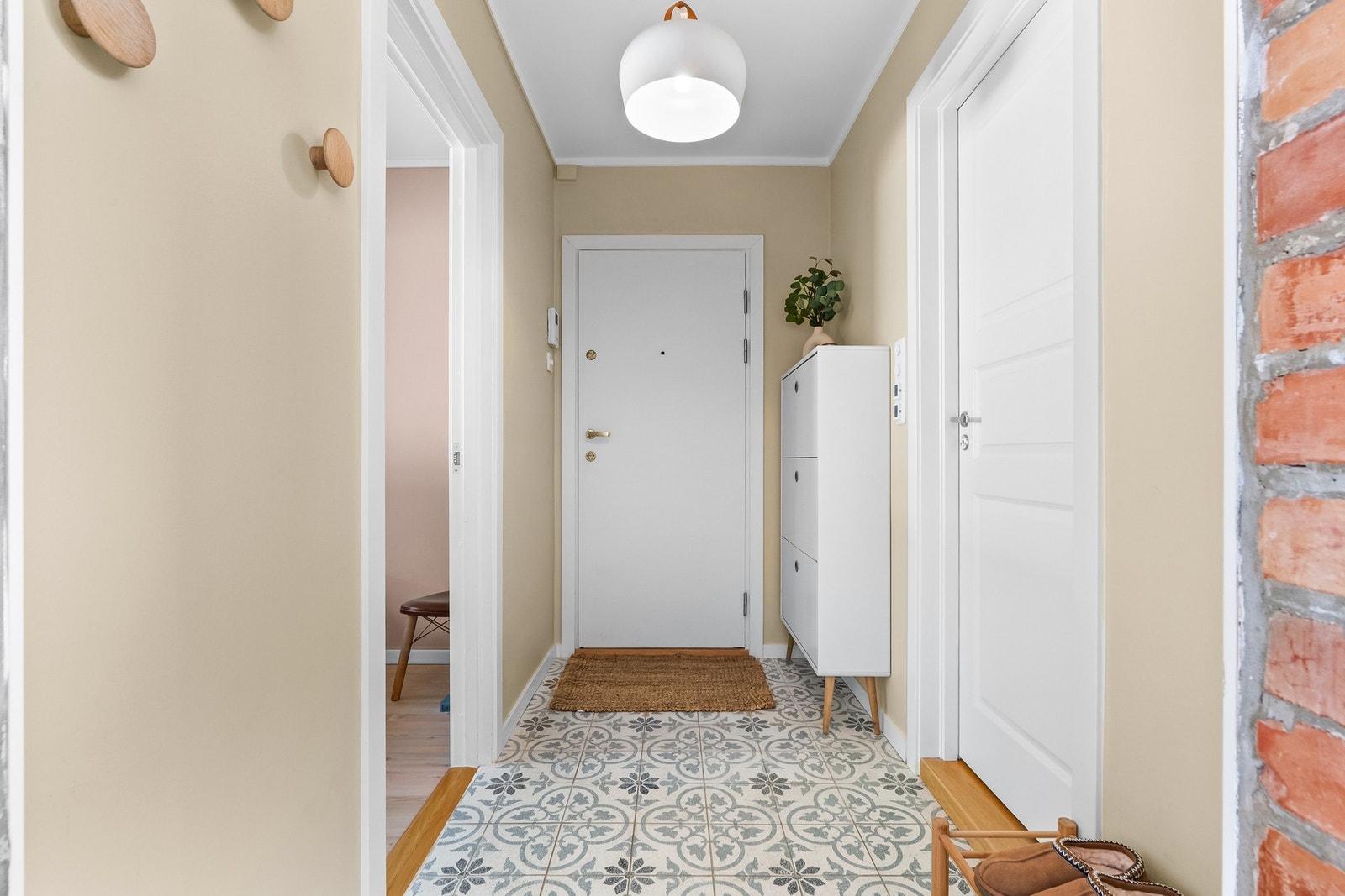 Entreen har klesoppheng og skoskap, og det er varmekabler i gulvet som tørker raskt opp etter vått yttertøy. Galleribilde