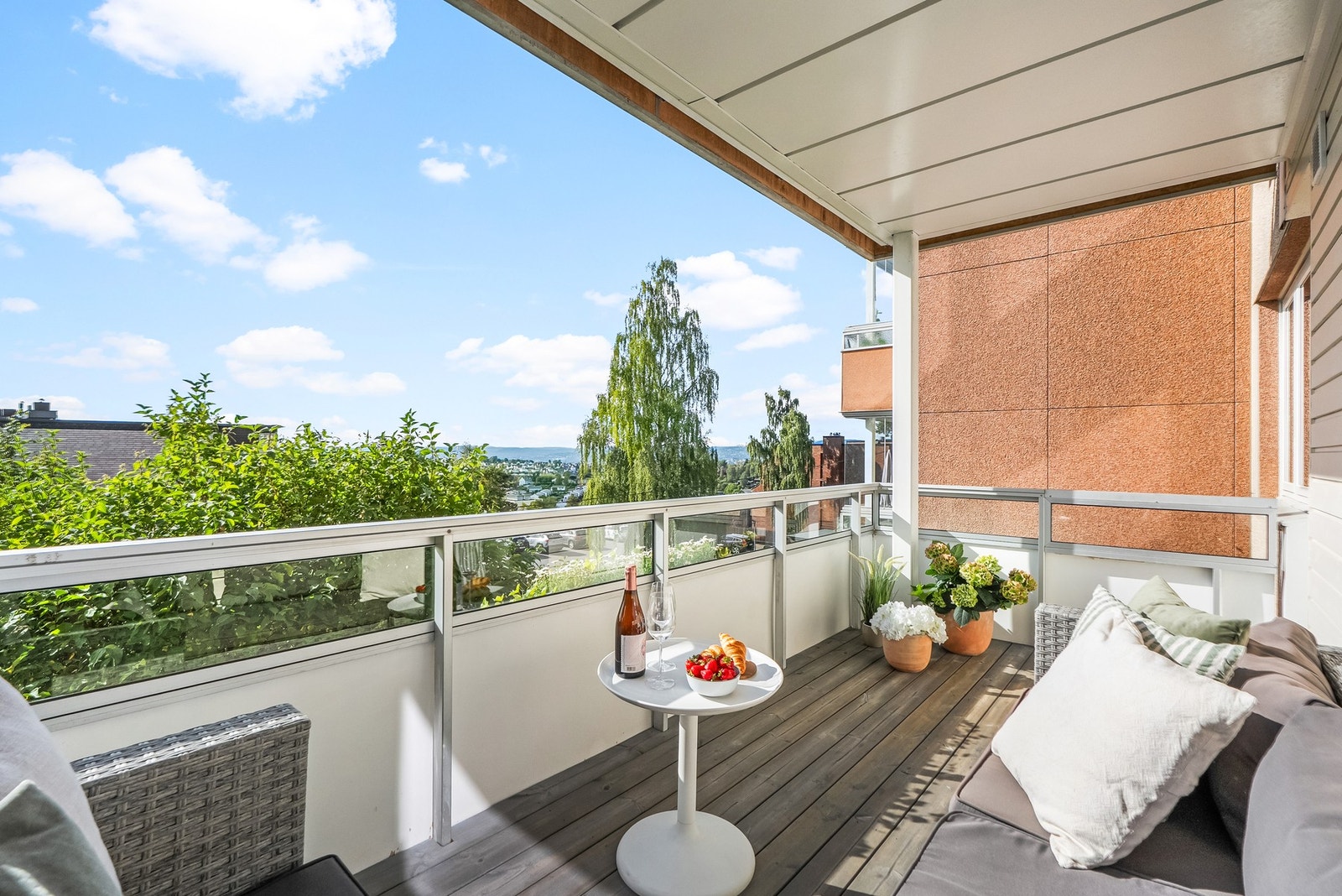 Stilren og påkostet 3-roms med solrik, sydvestvendt balkong og fin utsikt. Nyere kjøkken og bad (2020/2022), peis og god lagringsplass i hele tre boder. Galleribilde