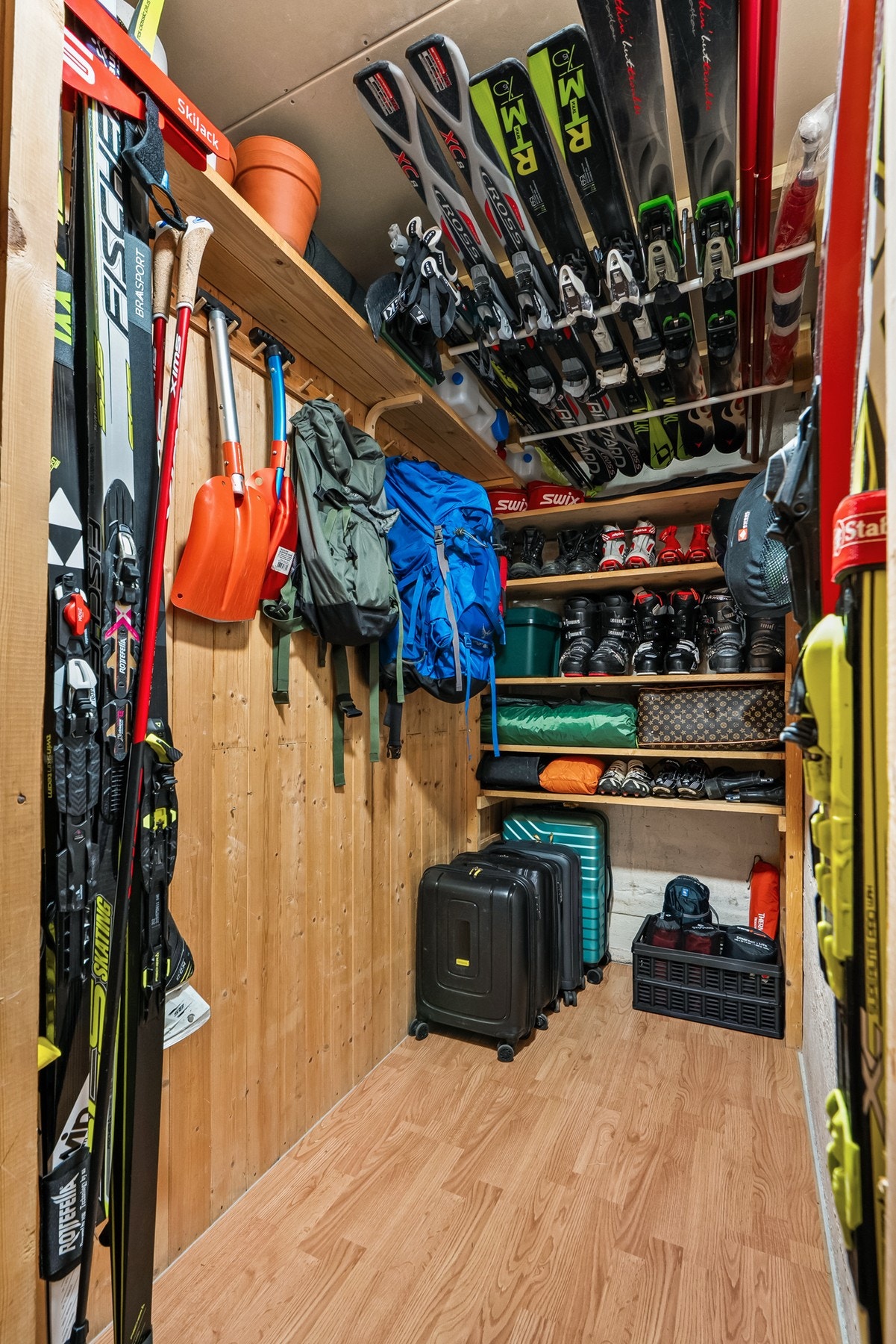 Svært praktisk med tre disponible boder og gode oppbevaringsløsninger. Beboere har også tilgang på to stk. felles sykkelrom, samt kjølerom i kjelleretasjen. Galleribilde