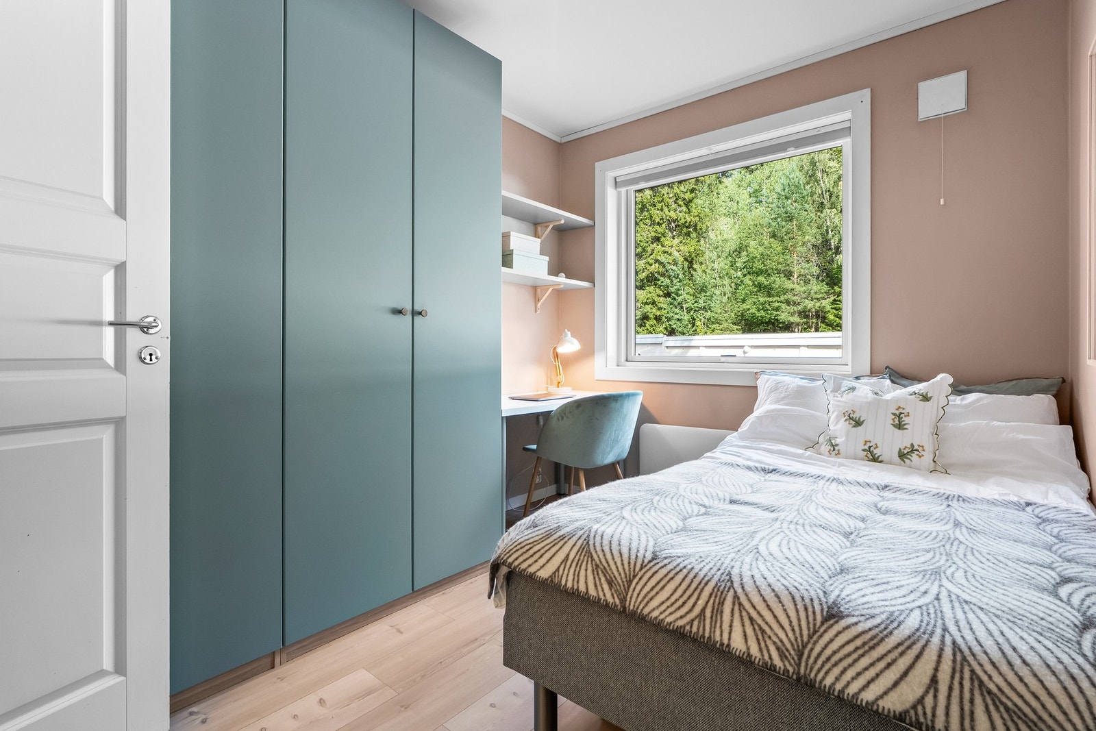 Her er det fin plass til å innrede med seng og kontorpult. Godt med lagringsplass i garderobeskap. Galleribilde