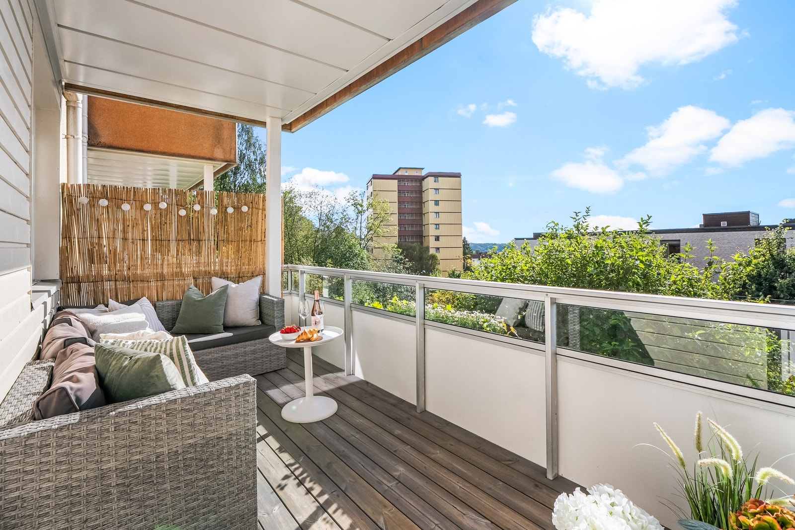 Fra stuen er det utgang til en solrik balkong på ca. 9 kvm, med overbygg og nytt dekke av terrassebord i 2020. Her er det fin plass til å innrede med ønsket møblement. Galleribilde