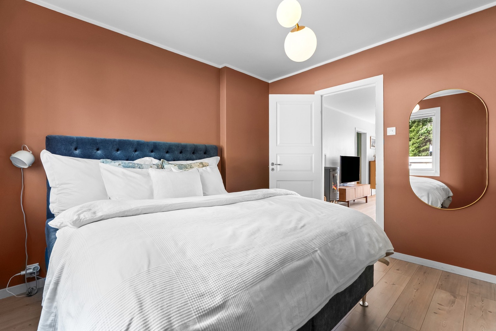 Hovedsoverommet har adkomst fra stuen og er av god størrelse med god plass til dobbeltseng. Det er ellers godt med lagringsplass i garderobeskap. Galleribilde