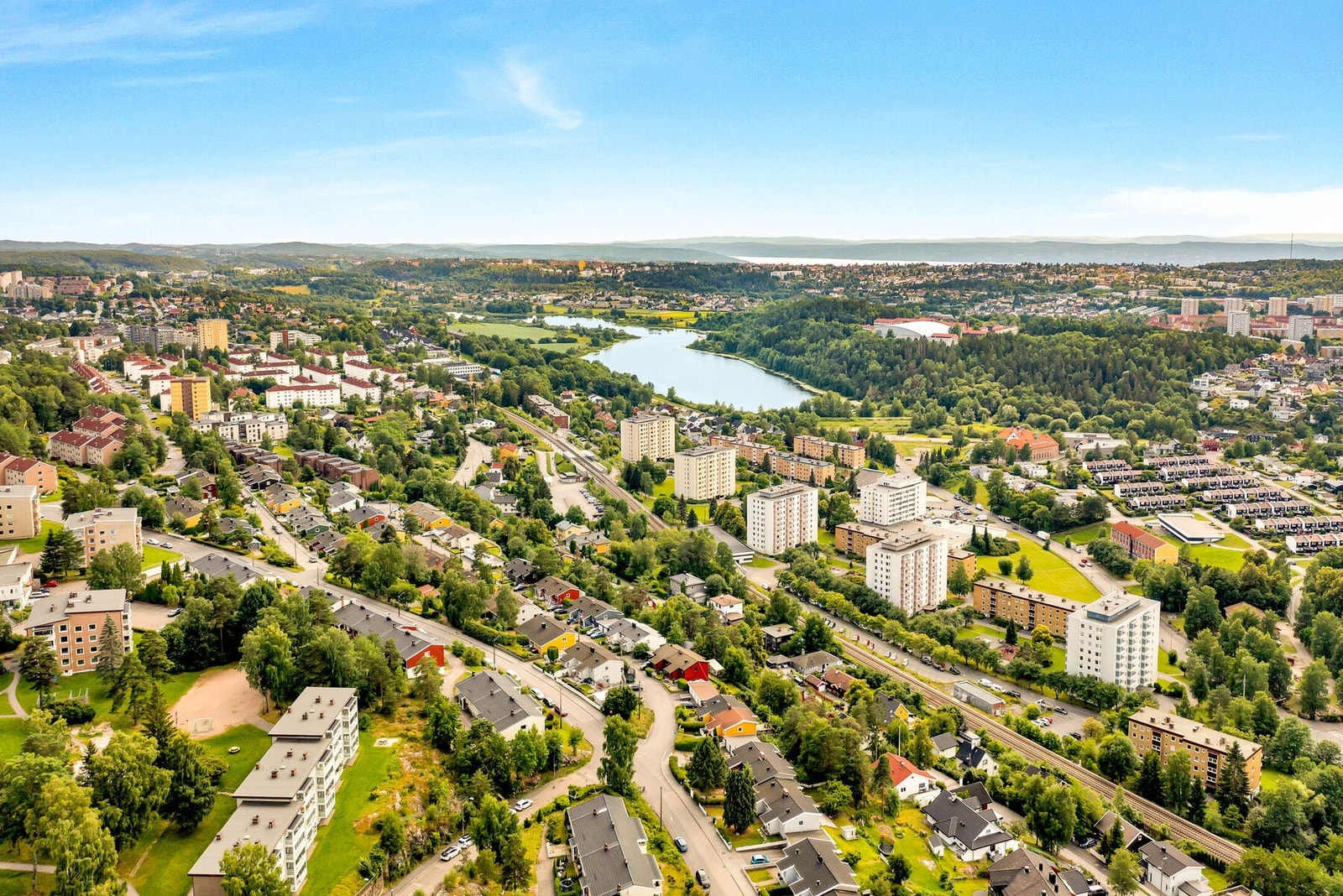 Kombinasjonen av god infrastruktur i nærområdet, og nærhet til både byen og tur- og rekreasjonsområder gjør dette området til et spesielt godt bomiljø for folk i alle aldre. Galleribilde