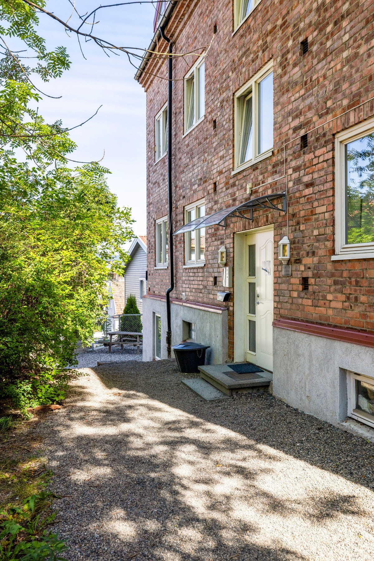 Frodig utenfir leiligheten på sommerstid. Galleribilde