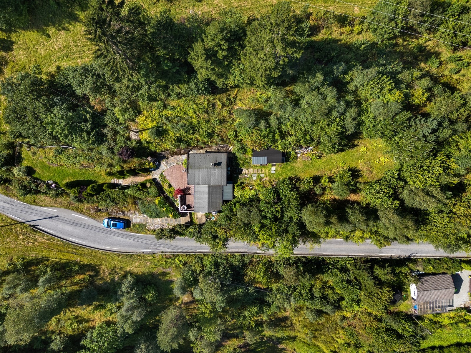 Pent opparbeidet tomt på 1 880,4 m², med plass til parkering. Galleribilde