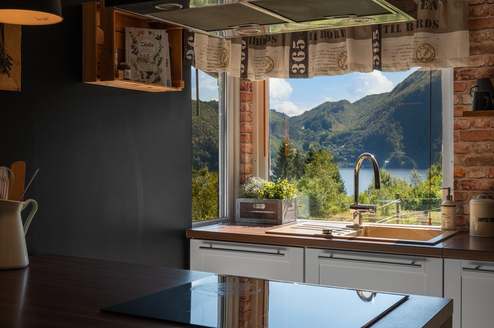 Kjøkkenbenk med Sørfjorden på menyen. Galleribilde