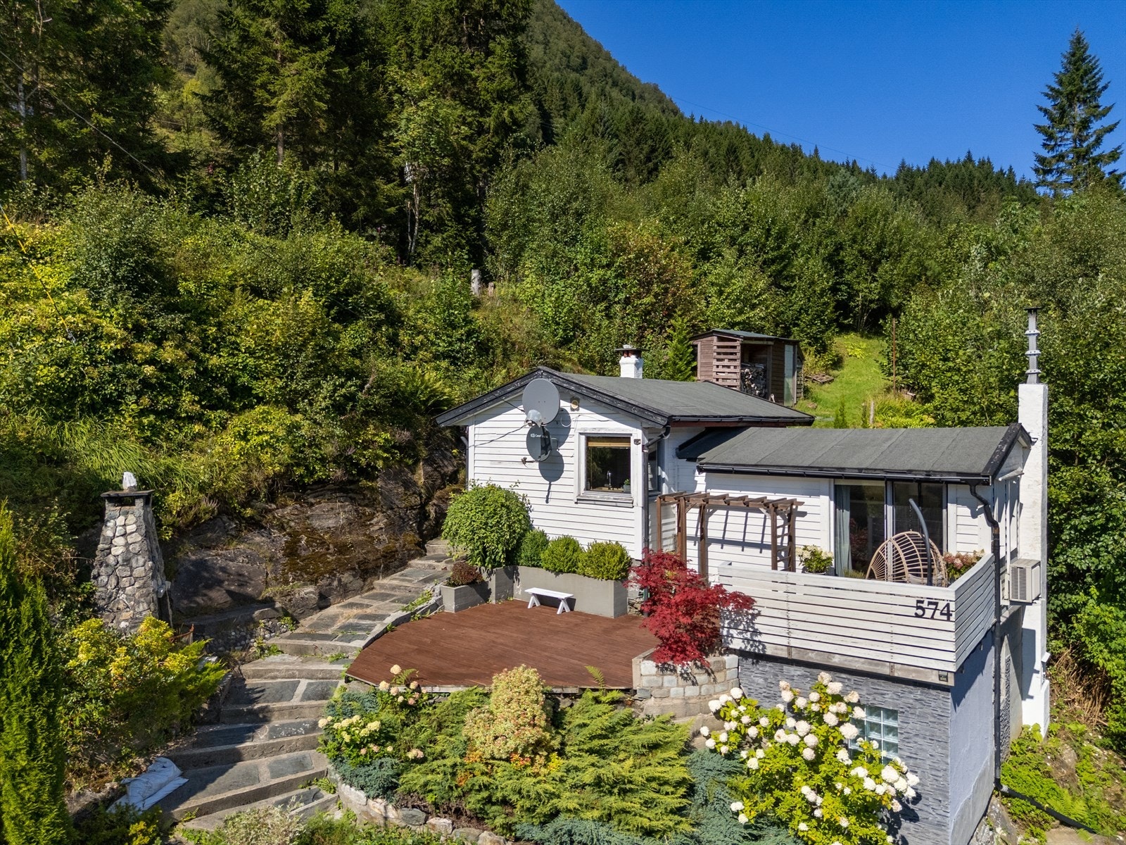 En sjarmerende fritidseiendom med idyllisk beliggenhet ved Sørfjorden. Galleribilde