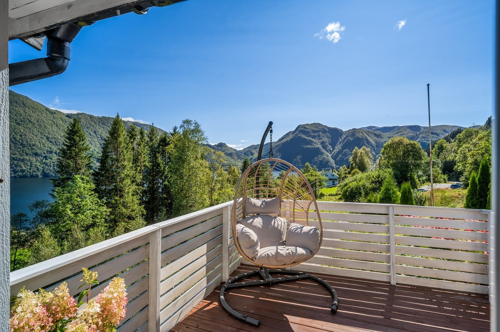 Terrassen på 22 m² kan enkelt møbleres etter behov. Galleribilde