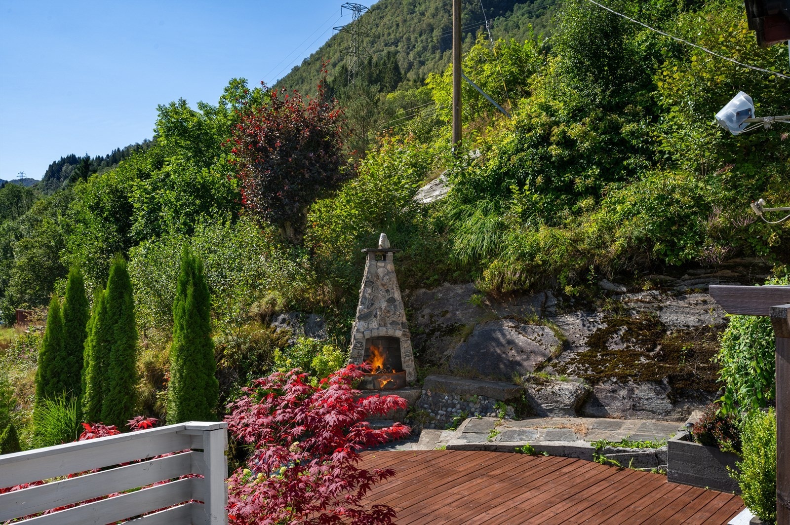 Hyggelig uteplass med flott ramme av naturstein og grønne omgivelser. Galleribilde