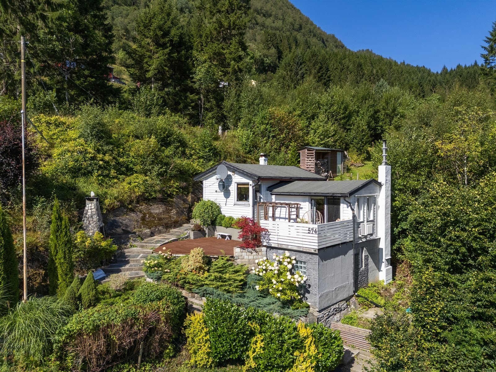 Aktiv Eiendomsmegling v/ Martin Løvenholm har gleden av å presentere Bruvikvegen 574. Galleribilde