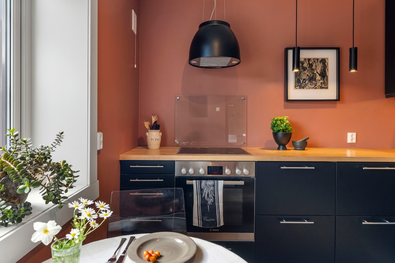 Kjøkkenet har en lekker innredning fra 2024 med glatte fronter og en slitesterk benkeplate i finer Galleribilde