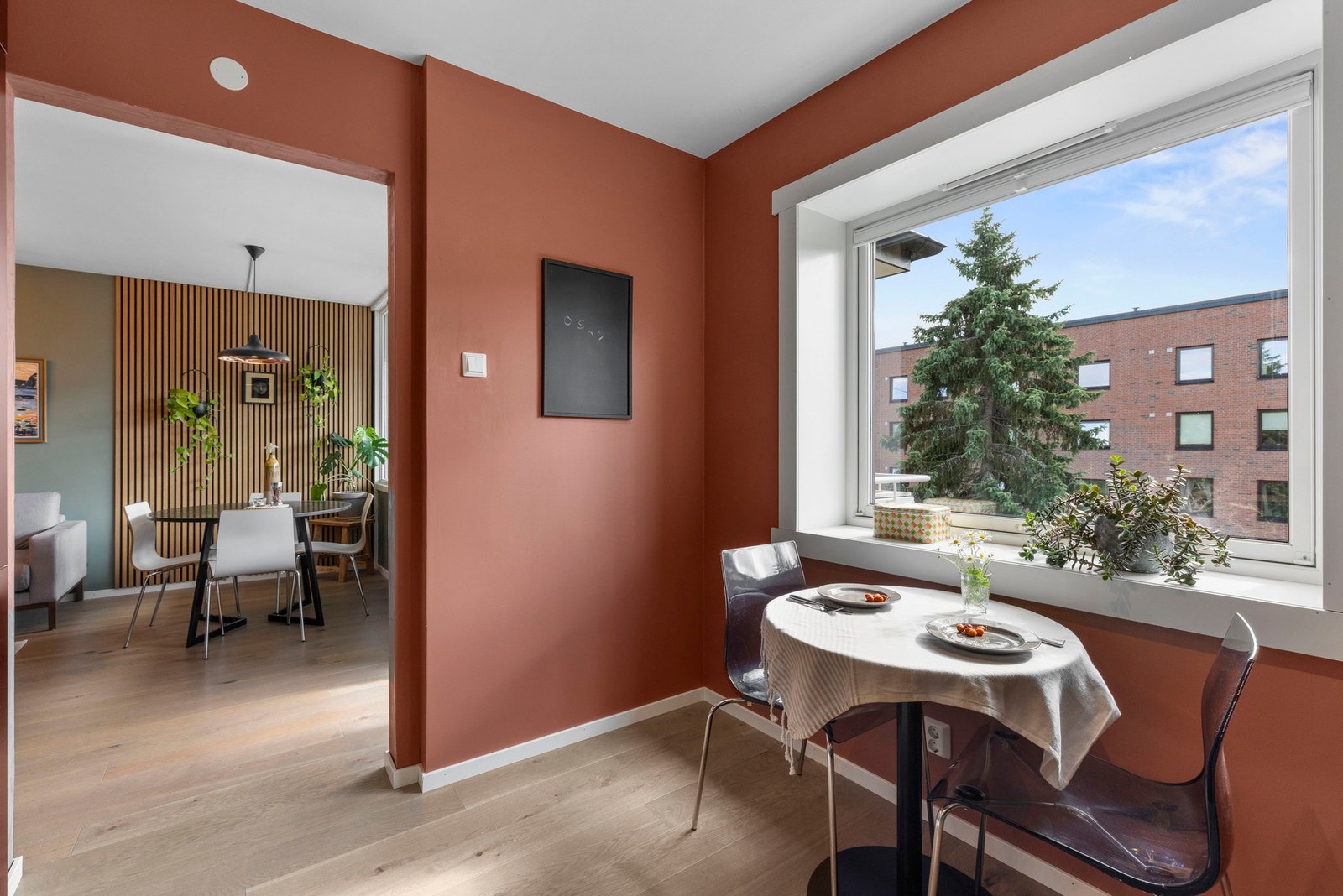 Rommet har plass til et frokostbord Galleribilde
