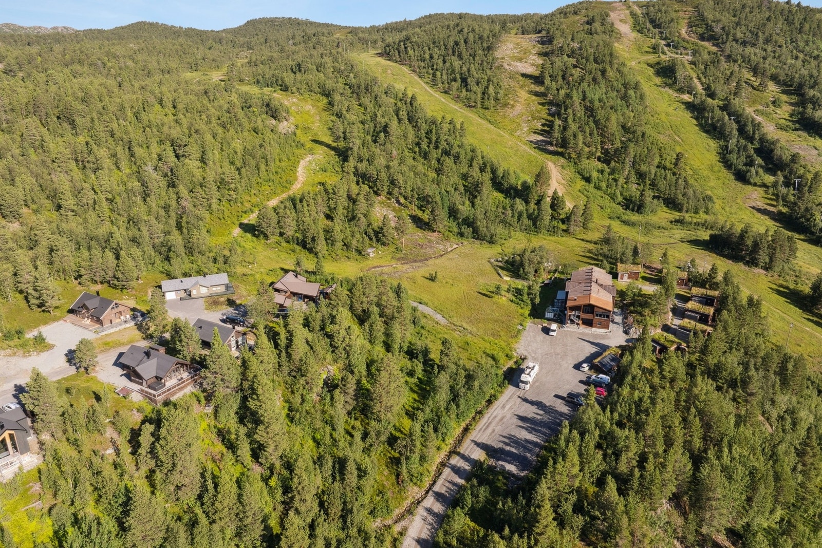 Hytta ligger fint til i enden av feltet med ski in/ski out Galleribilde