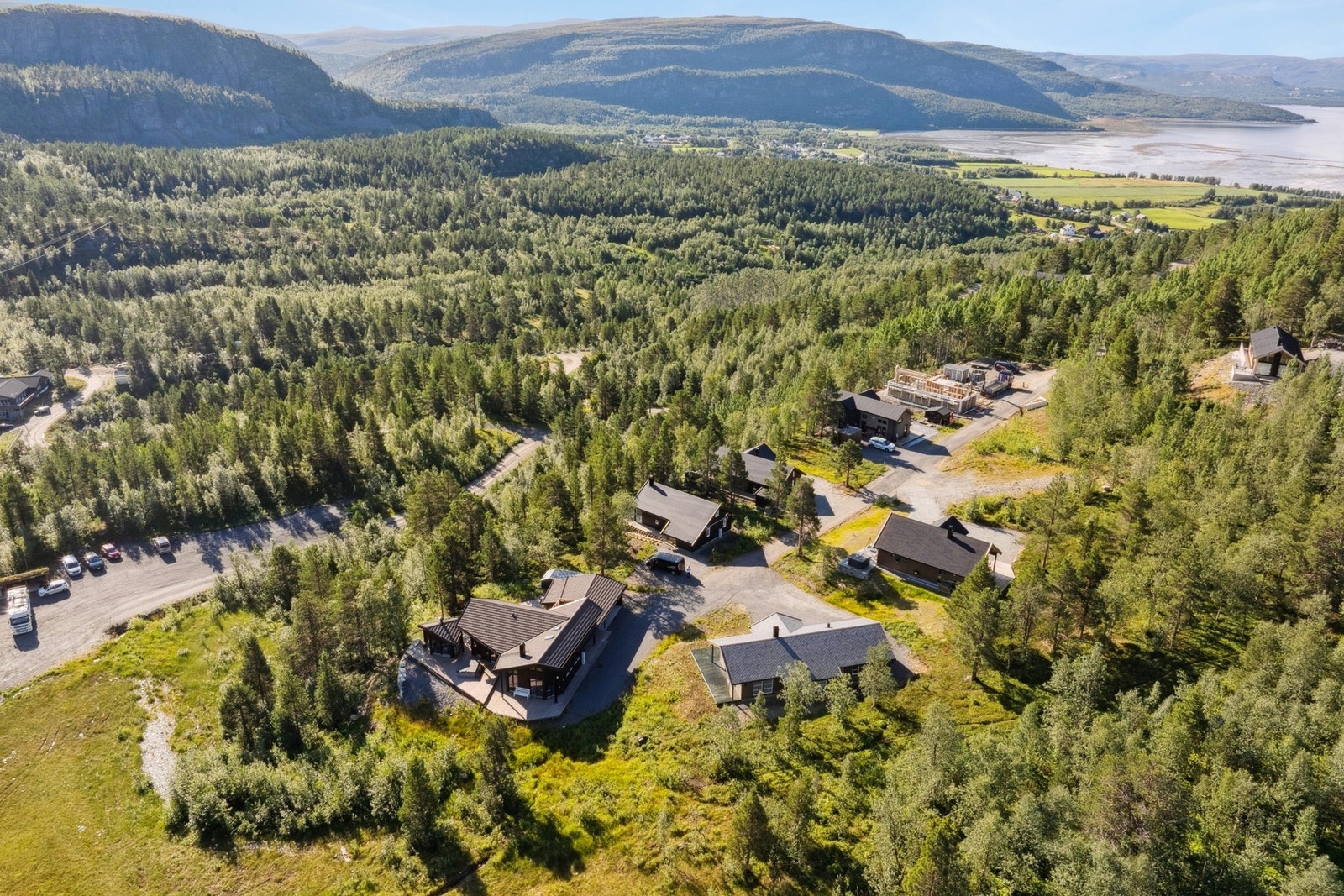 En nyere og moderne fritidsbolig med naturskjønn beliggenhet Galleribilde