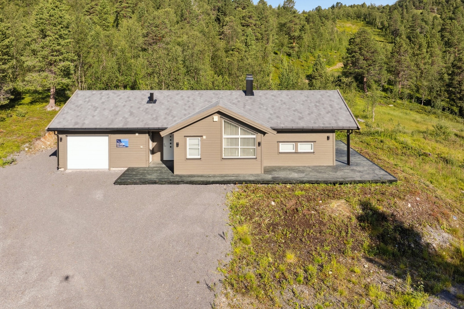 Hytta ble ferdigstilt i 2019 og strekker seg over et plan Galleribilde