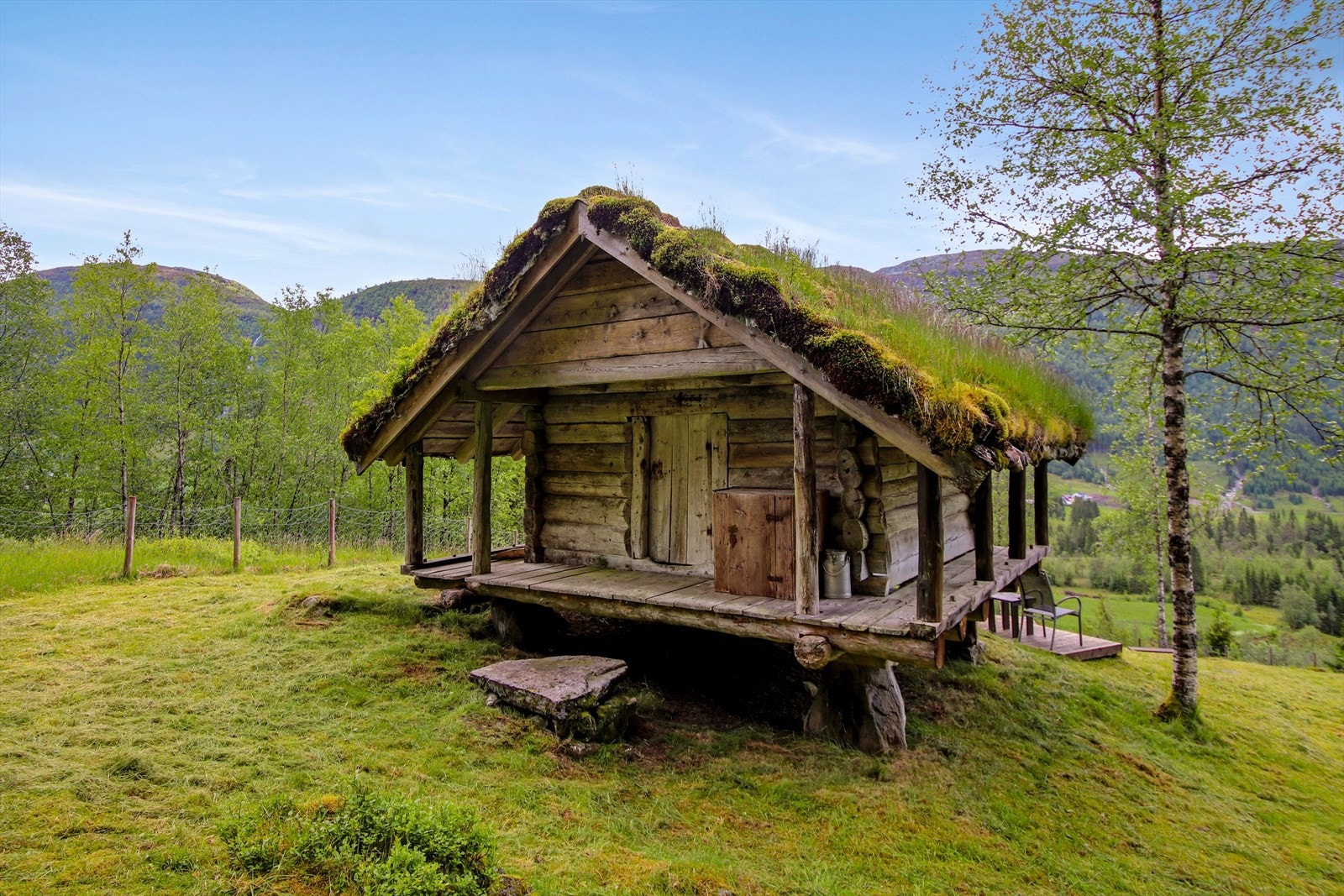 Stabburet ble flyttet hit fra Foss i Gaular. Galleribilde