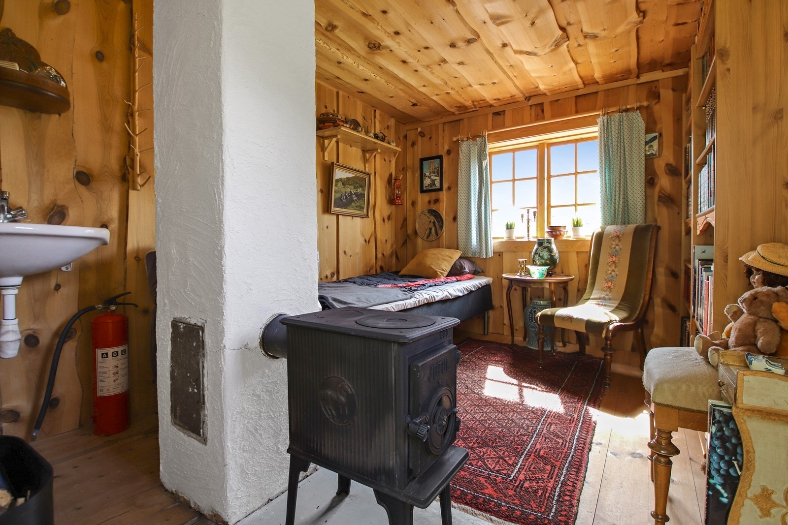 Annekset har vedovn, og det er montert servant (ikke innlagt vann) Galleribilde