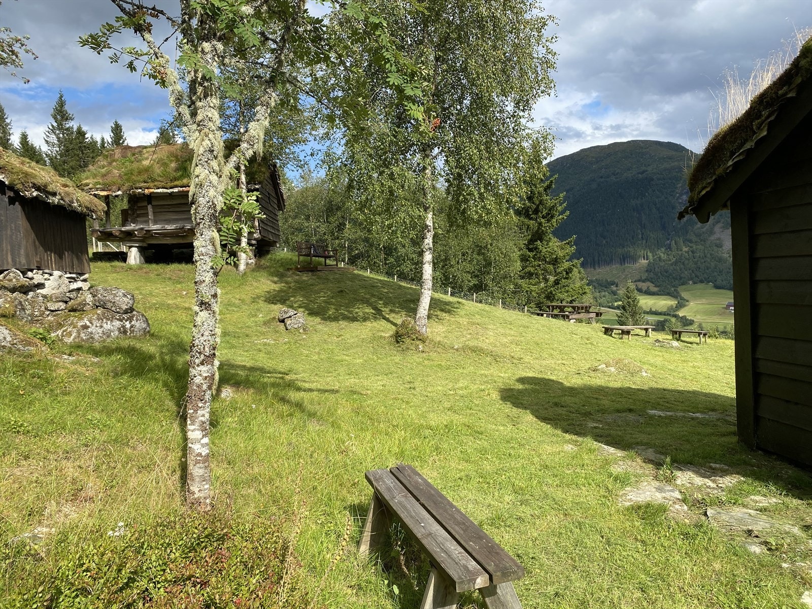 Idyllisk tun. Her er det lett å finne roen... Galleribilde
