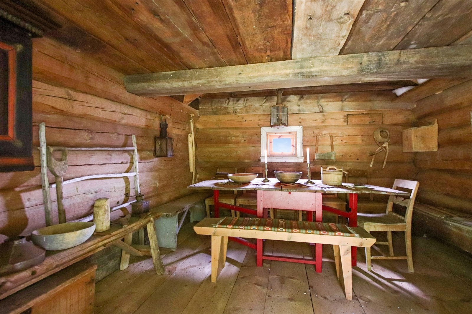 Stabburet er møblert og inventaret følger med i handelen. Det er også en liten hems Galleribilde