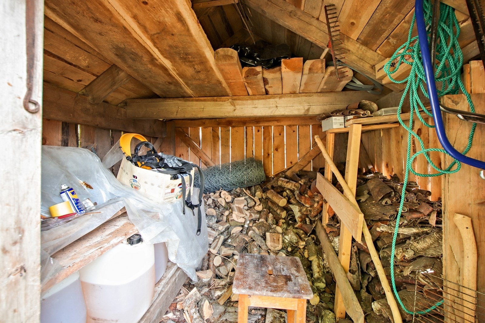 Vedhus/redskapshuset selges med innhold Galleribilde