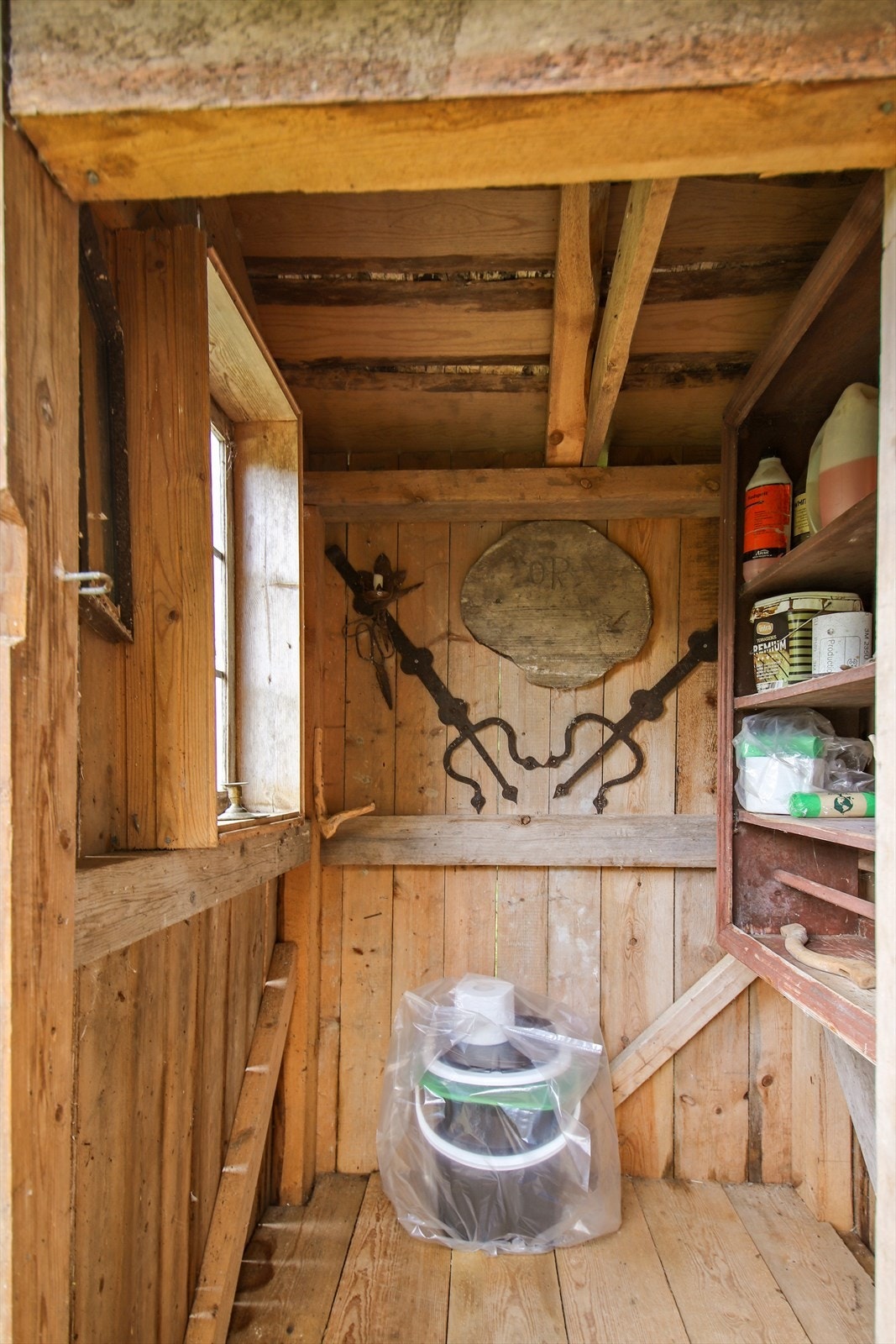 Ikke en tradisjonell utedo, men innredet med portabelt toalett. Galleribilde