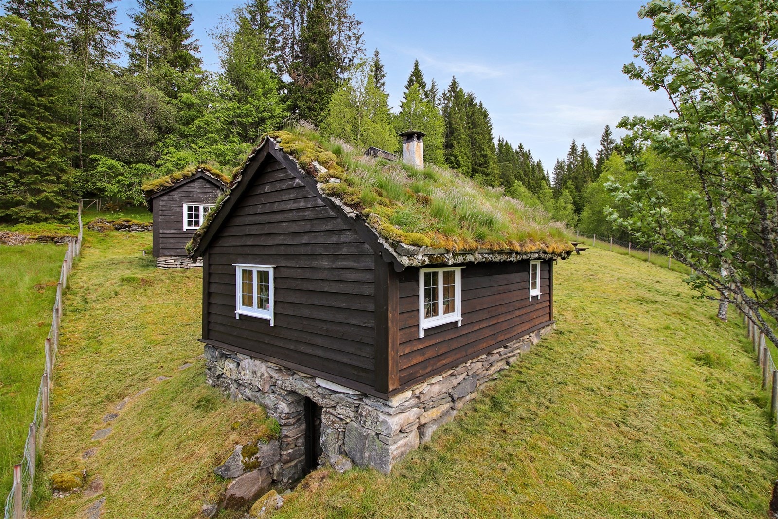 Stova ble hentet fra Byrkjeflåt i Naustdal og oppført på eiendommen i 1993, og har et bruksareal på 21 kvm. Galleribilde