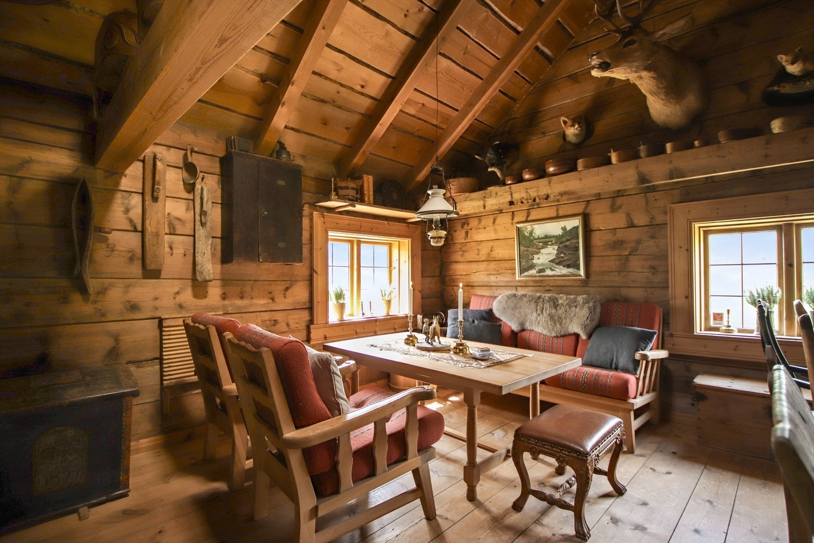 Stova innholder gang m/ kjøkkenbenk, stue med vedovn og soverom med trapp til hems. Galleribilde