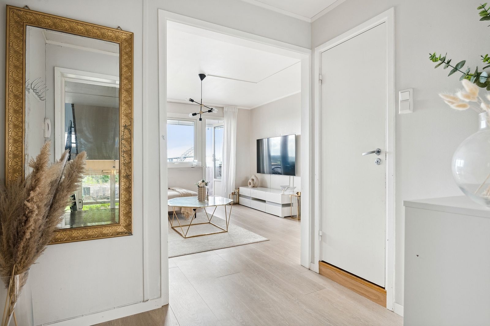 Inngang til bad, stue og kjøkken fra gangen Galleribilde