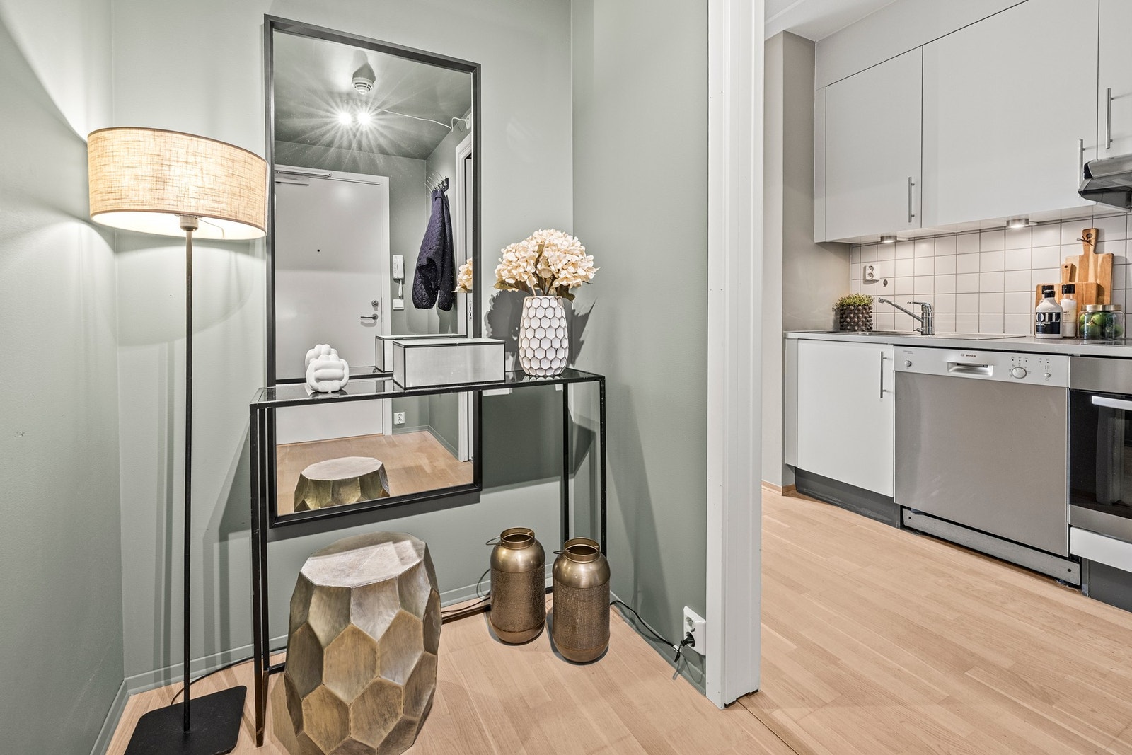 I entré/gang er det plass til en praktisk og stor garderobeløsning. Galleribilde