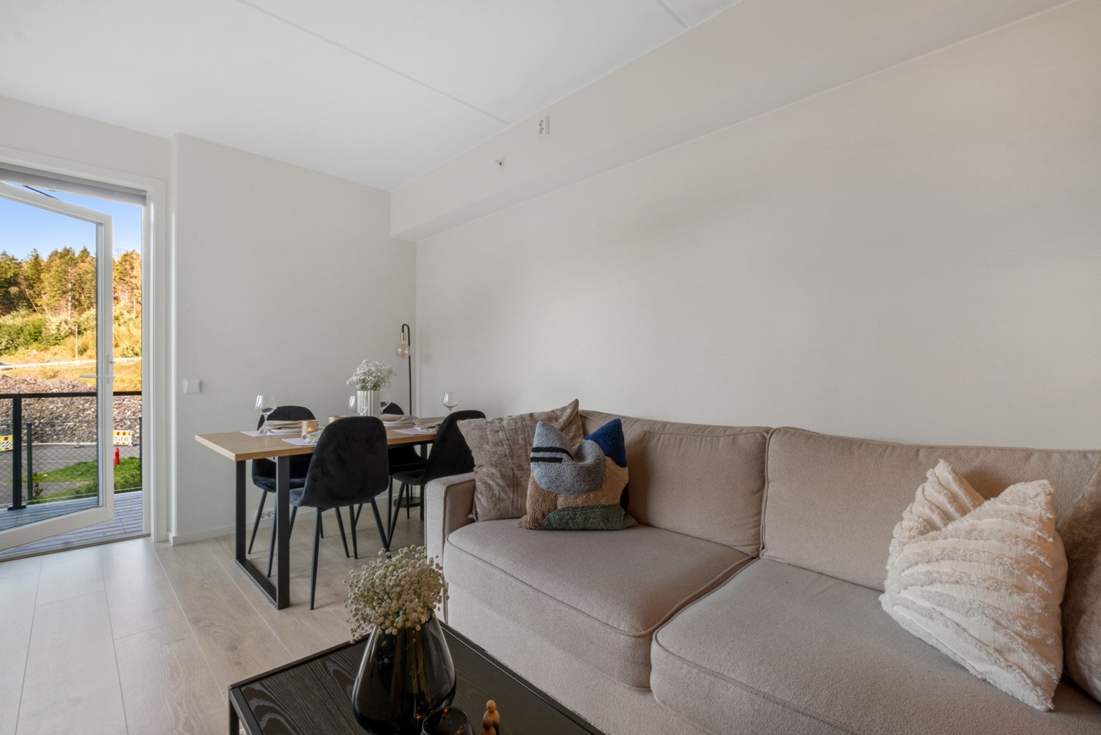 Vindusflatene slipper inn godt med naturlig lys til rommet. Galleribilde