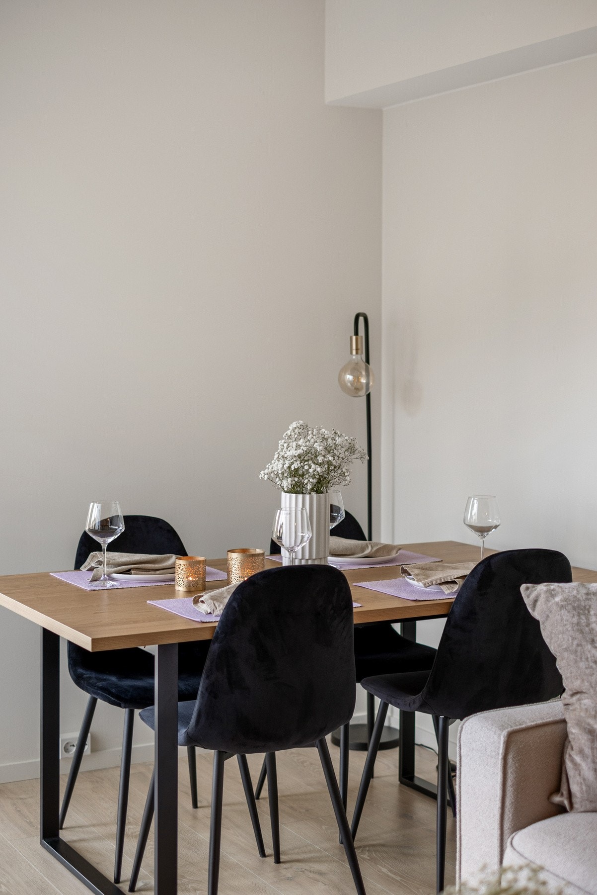 Spisestue med god plass til å hyggelige stunder med familie og venner. Galleribilde